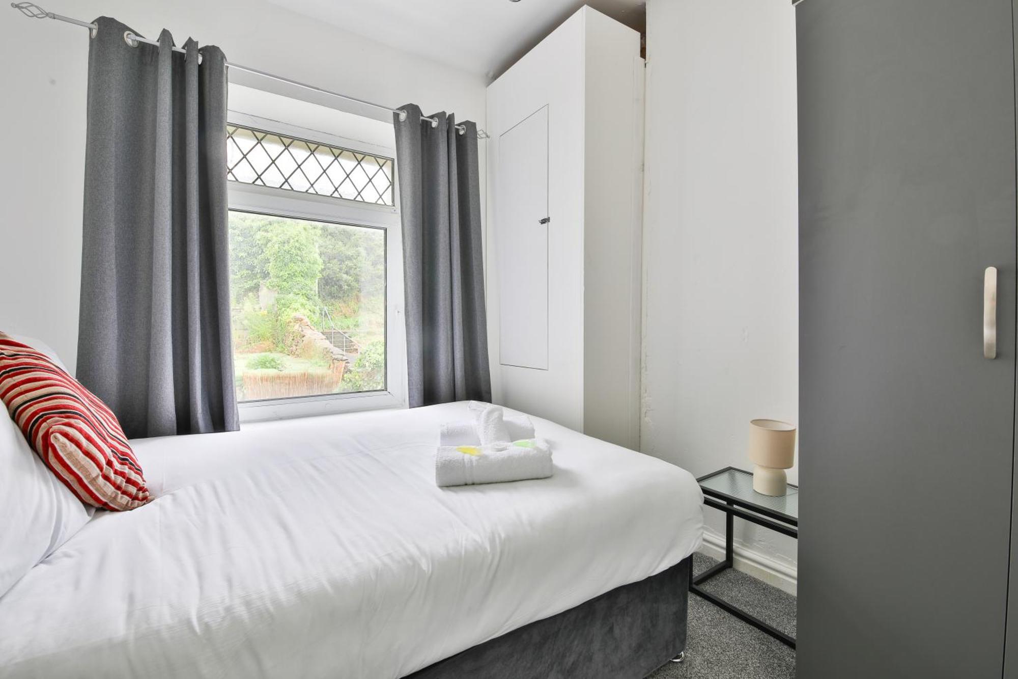 Four Bedroom House, Plenty Of Parking & Near Centre *