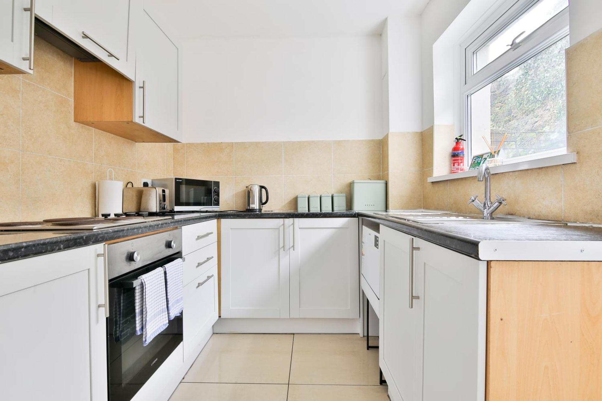 Four Bedroom House, Plenty Of Parking & Near Centre * Swansea