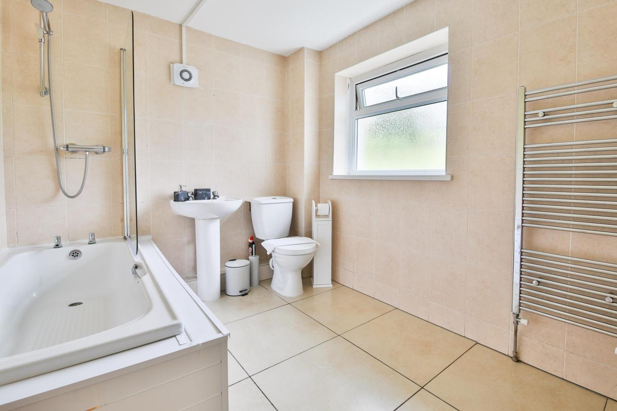 Four Bedroom House, Plenty Of Parking & Near Centre Holiday home