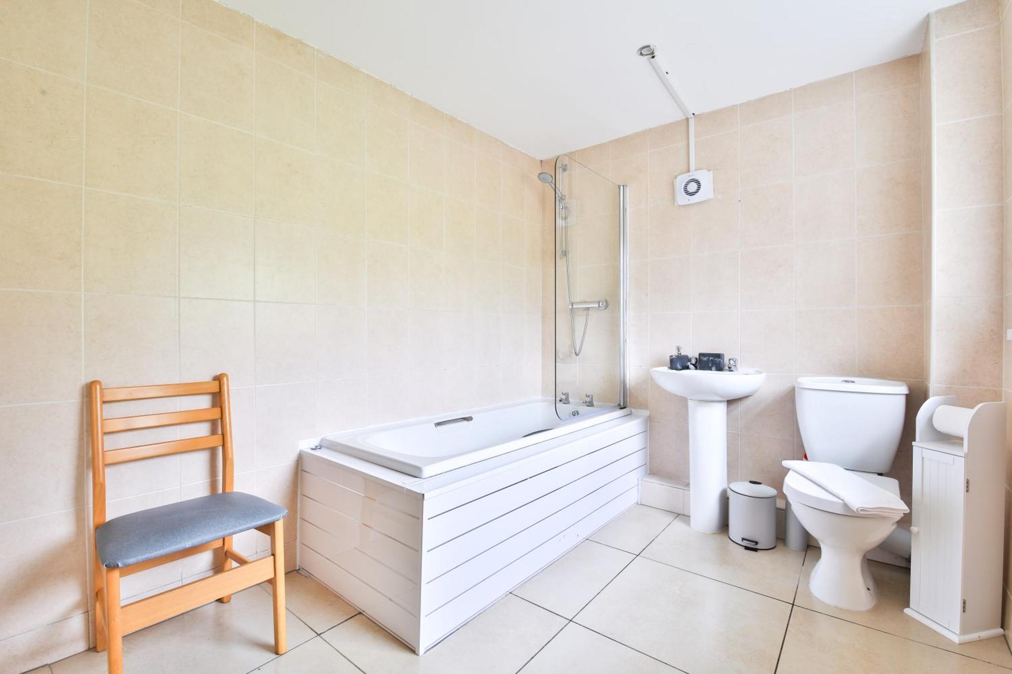 Holiday home Four Bedroom House, Plenty Of Parking & Near Centre
